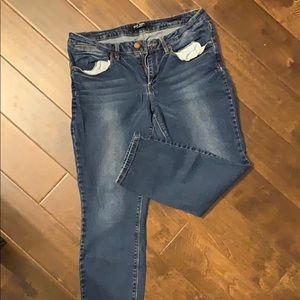 Max Jeans. Stretch denim crops. EUC